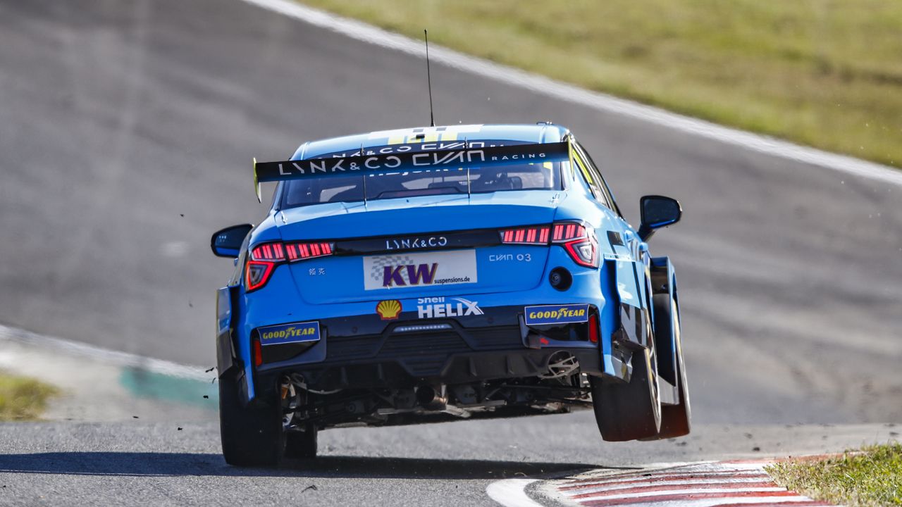 Frédéric Vervisch se impone en la primera manga del WTCR en Pau-Arnos