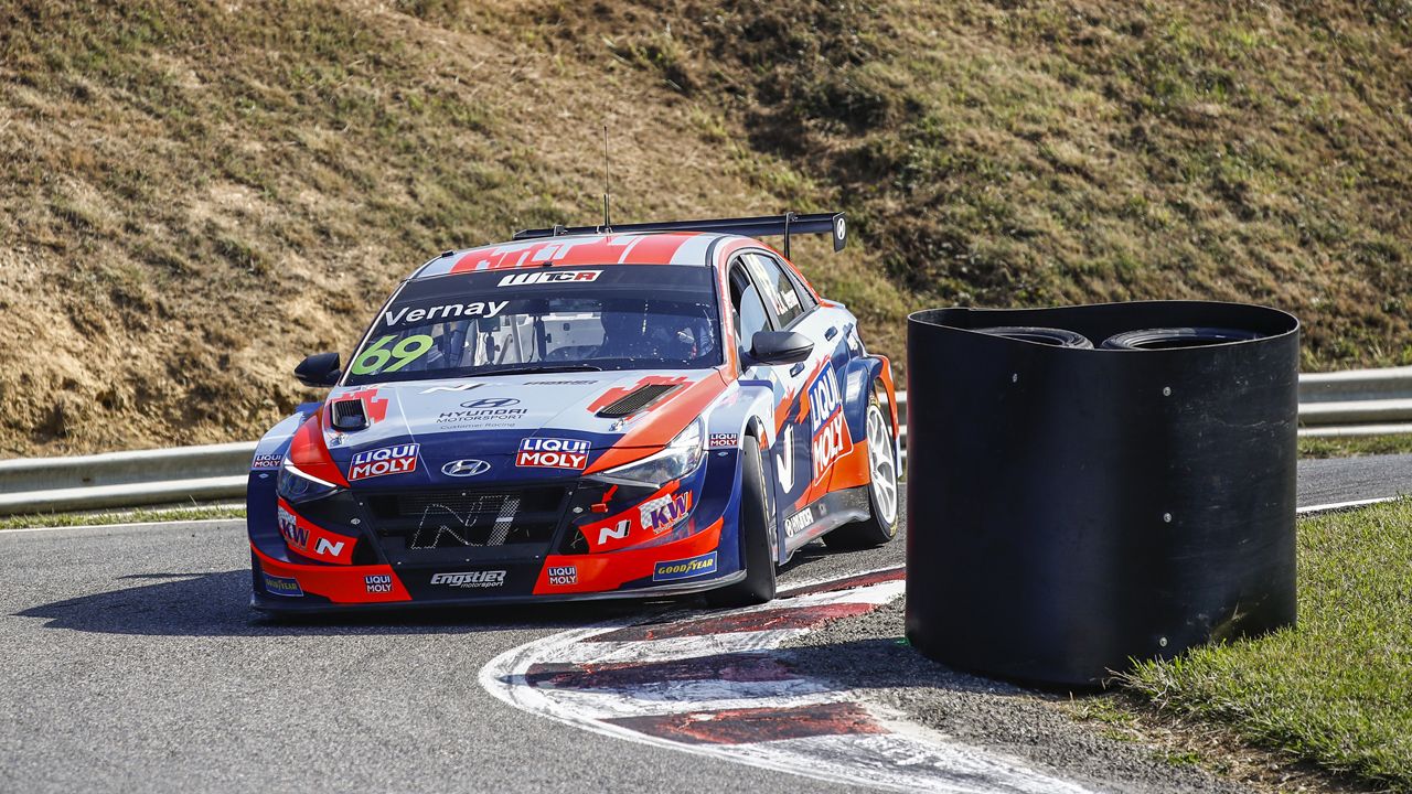 Jean-Karl Vernay gana en Pau-Arnos y se mete en la lucha por el WTCR