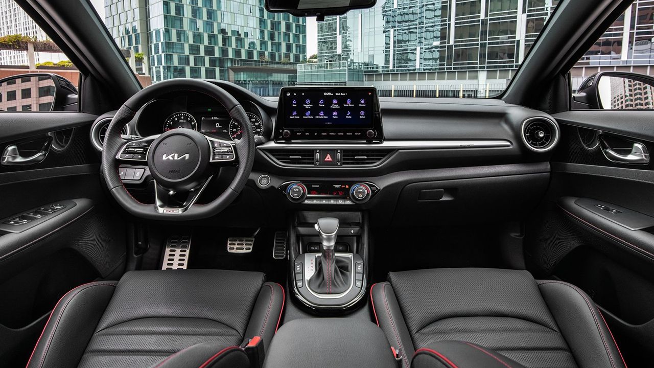 KIA Forte 2022 - interior