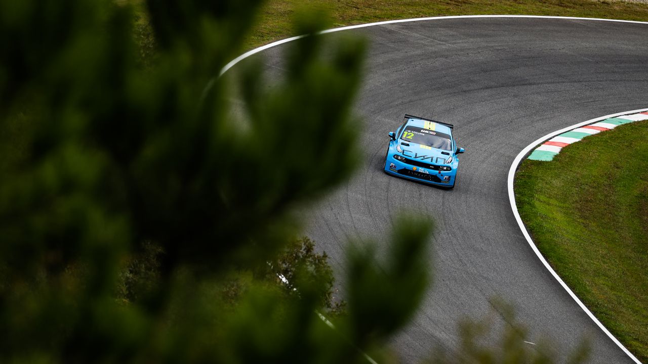 Lynk & Co domina los libres del WTCR en Pau con Muller y Urrutia