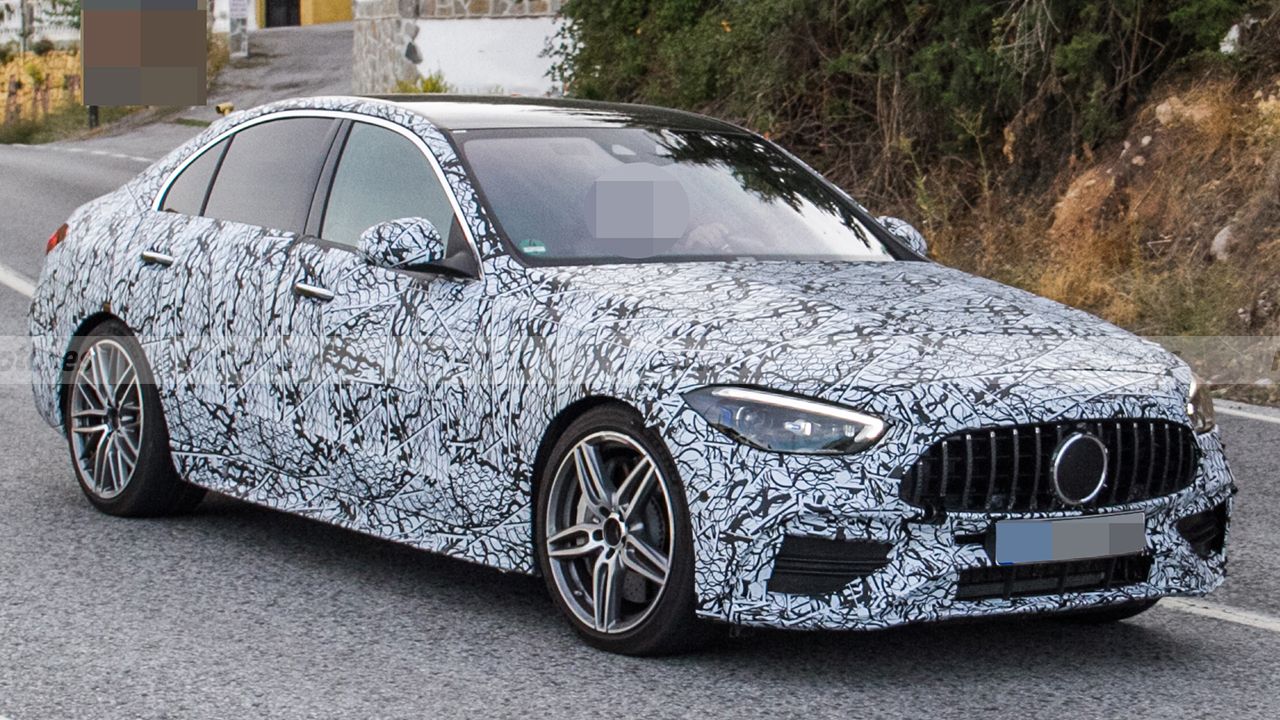 El nuevo Mercedes-AMG C 43 4MATIC encara el final de su desarrollo ligero de camuflaje