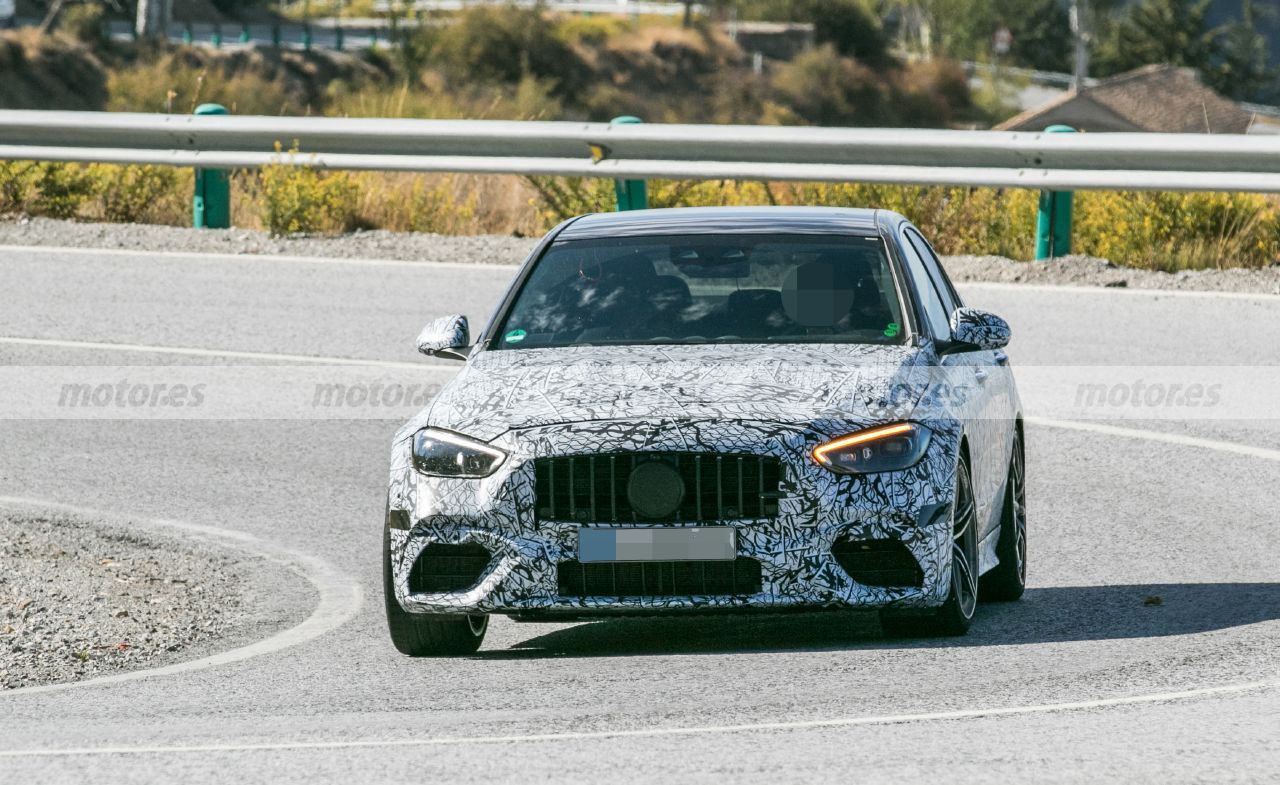 La nueva generación del Mercedes-AMG C 63 Berlina 2022, espiada en el sur de Europa