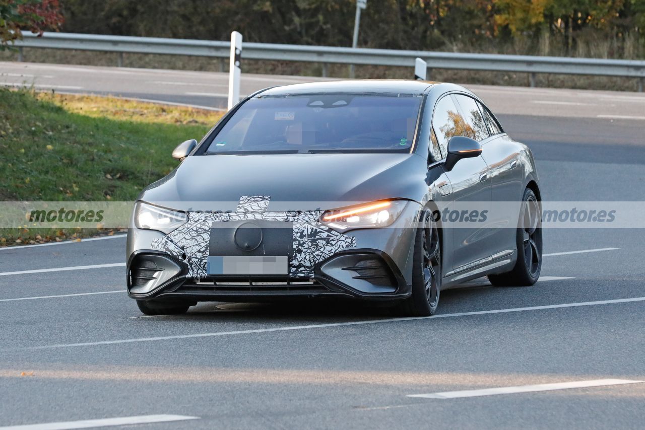 El nuevo Mercedes-AMG EQE 2022 posa al desnudo en fotos espía