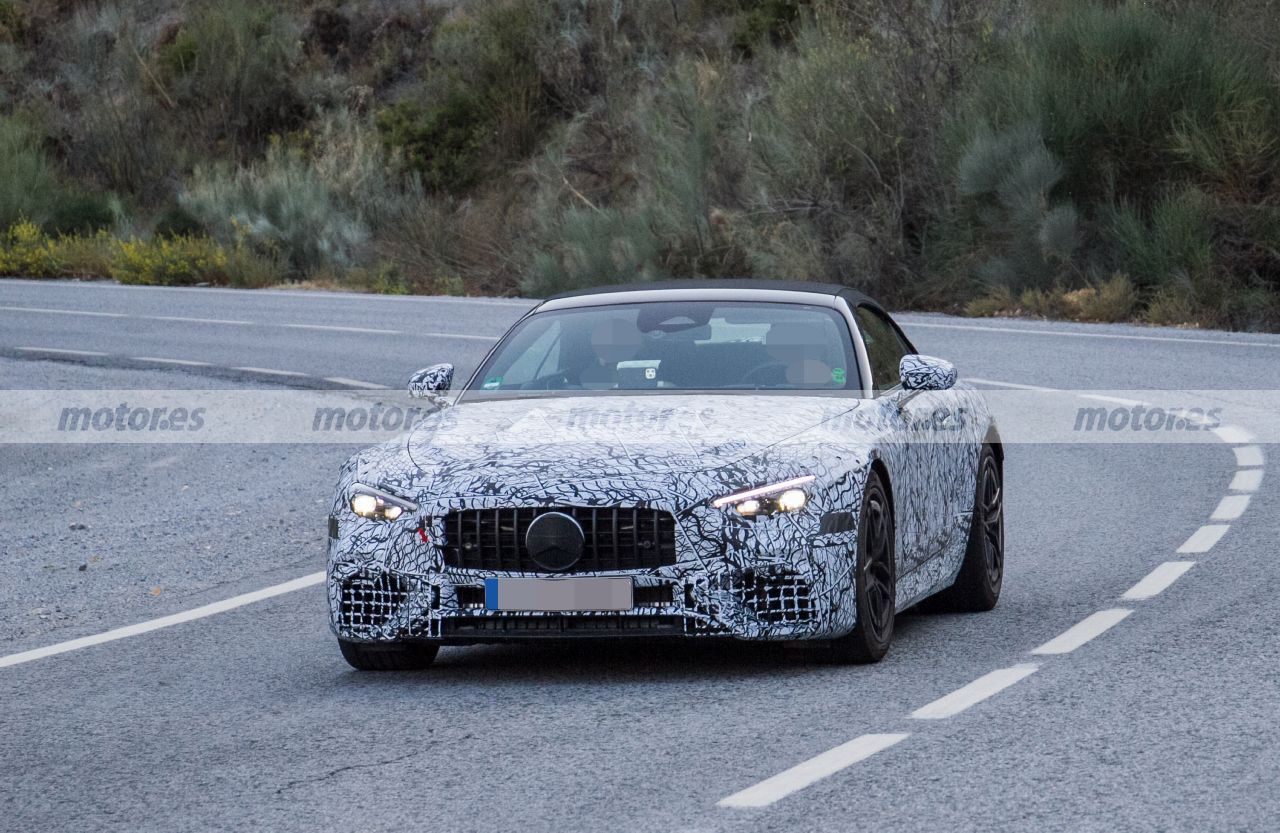 Nuevas fotos espía del Mercedes-AMG SL 53 PHEV 2023 revelan el enchufe de carga