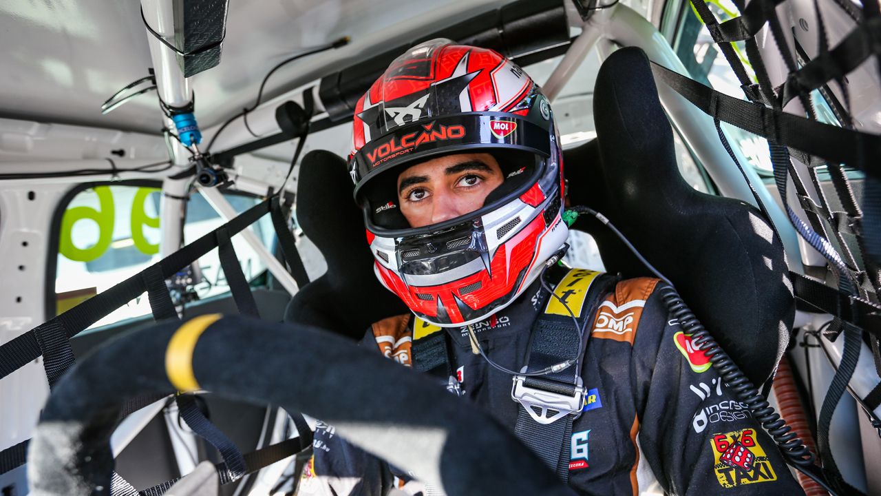 Mikel Azcona logra una memorable pole en Most para soñar con el WTCR