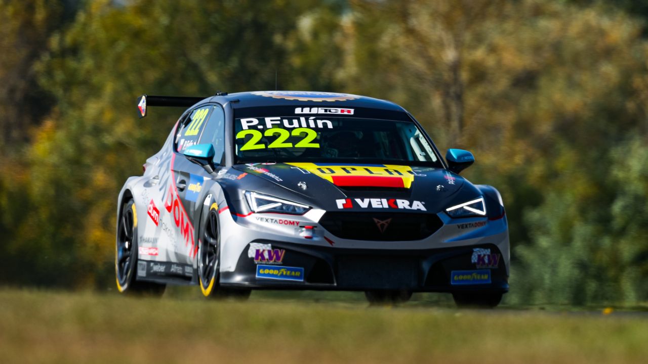 Mikel Azcona logra una memorable pole en Most para soñar con el WTCR