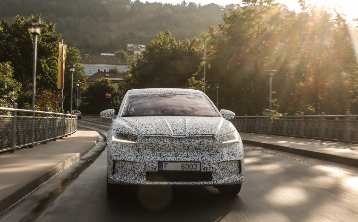 El Skoda Enyaq Coupé iV se acerca, nuevo adelanto con video incluido