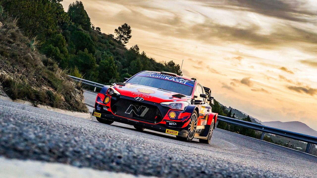 Thierry Neuville, ajeno a la lucha por el WRC, lidera el Rally RACC