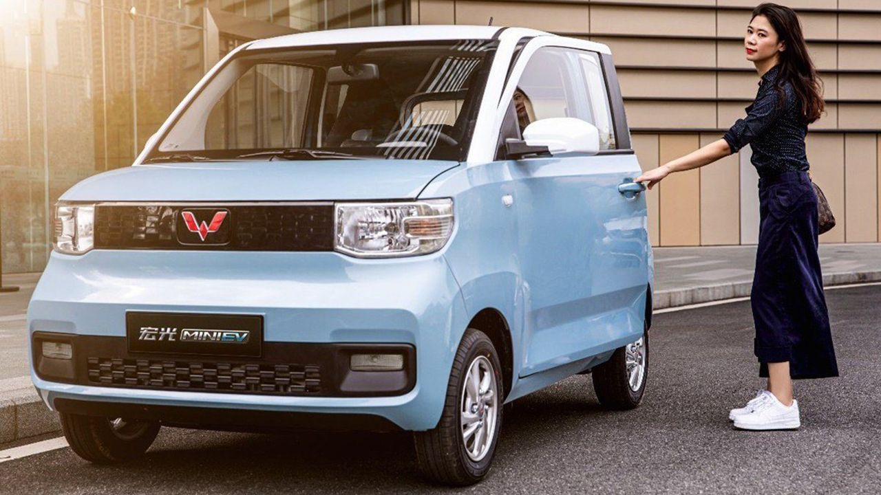 China - Septiembre 2021: El pequeño eléctrico Hongguang Mini EV roza la victoria