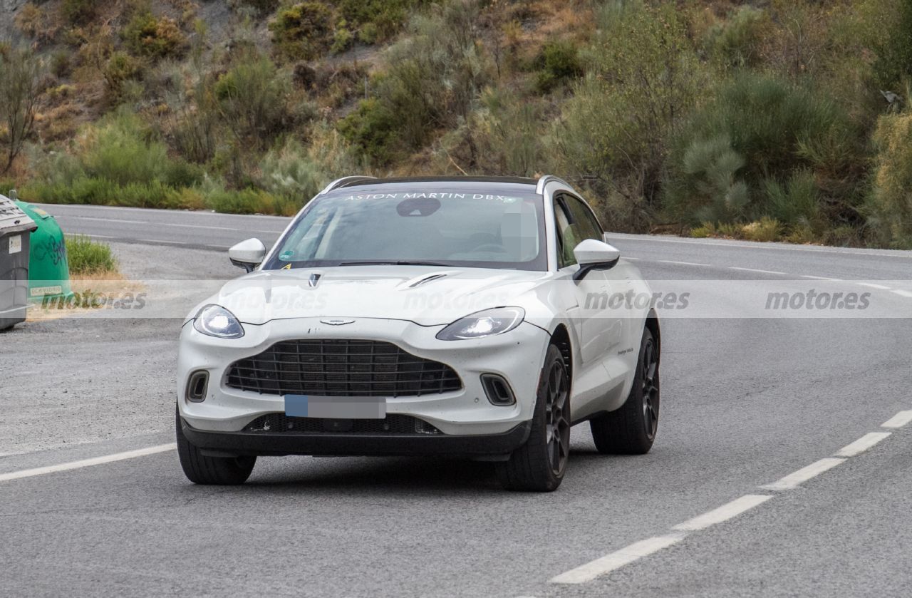 El Aston Martin DBX MHEV 2022, cazado en fotos espía durante unas pruebas