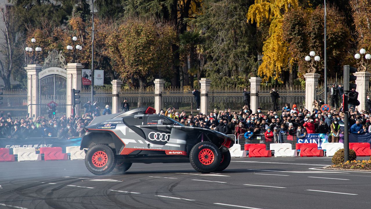 Carlos Sainz brilla en Madrid: «También tengo un plan para ganar el Dakar»