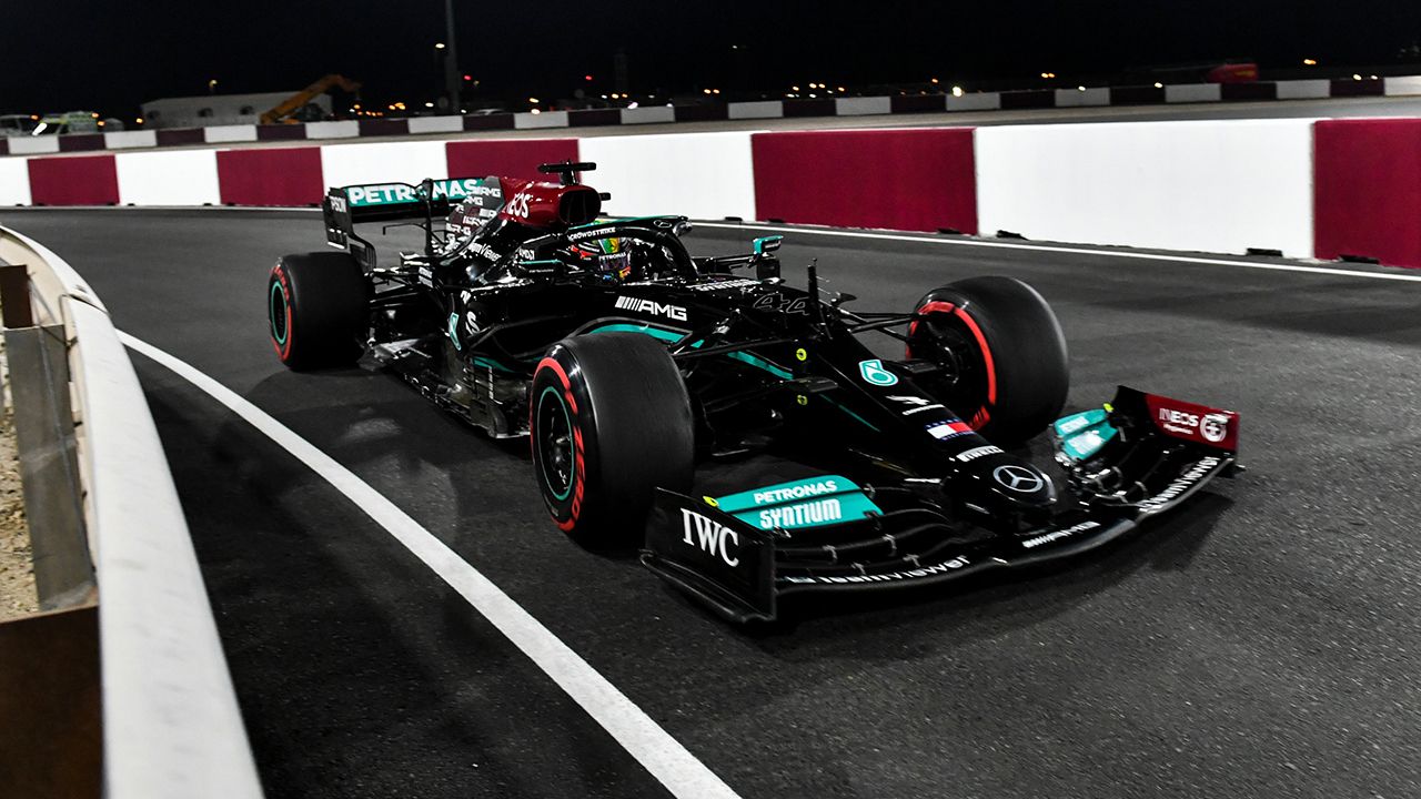 Hamilton arrasa a Verstappen para llevarse la primera pole de la historia en Losail