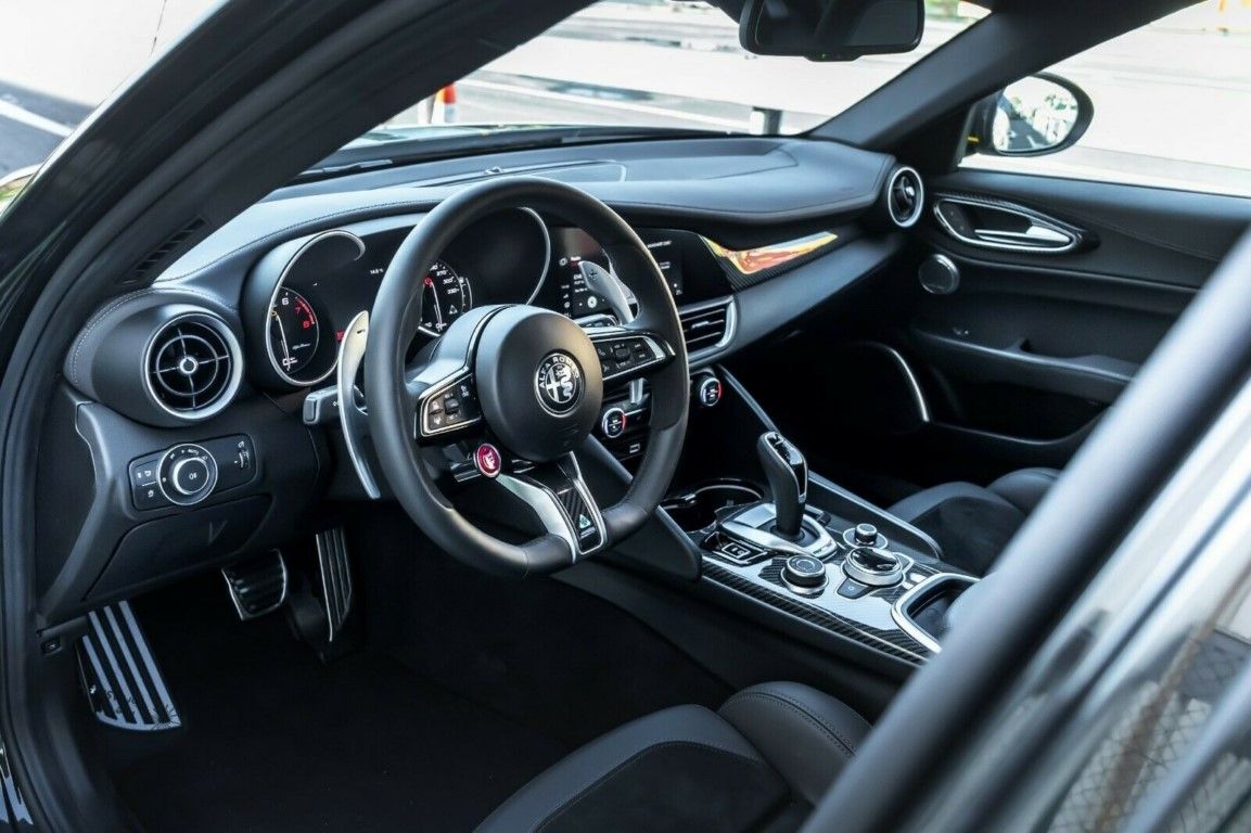 Foto MANHART Giulia QV600 - interior