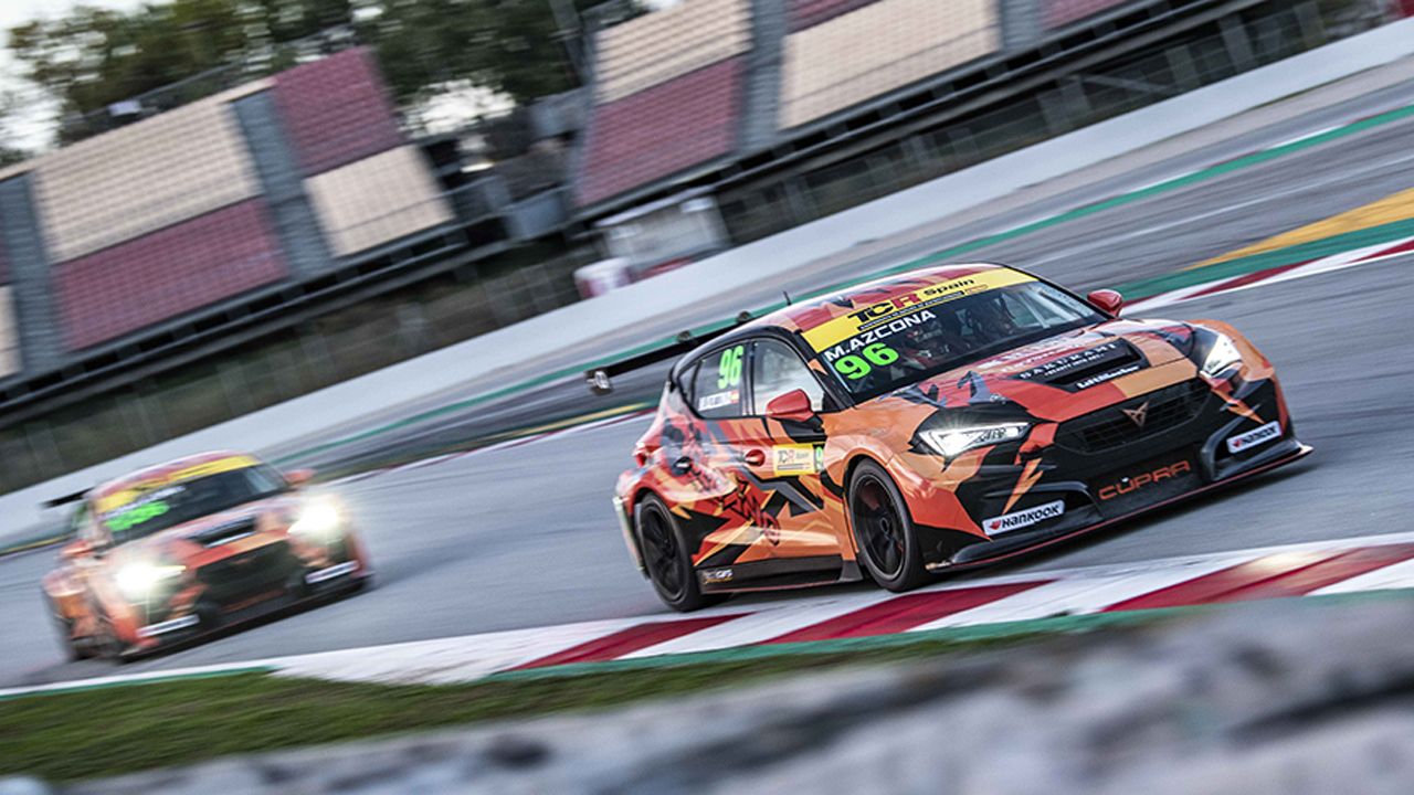 Mikel Azcona cierra la temporada del TCR Spain con un 'hat trick'