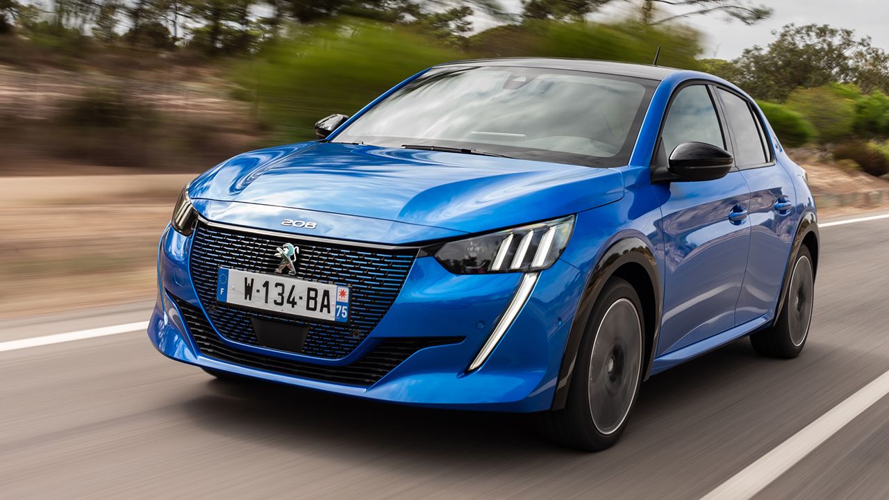 Peugeot mejora la autonomía del e-208 y del e-2008 sumando hasta 25 kilómetros