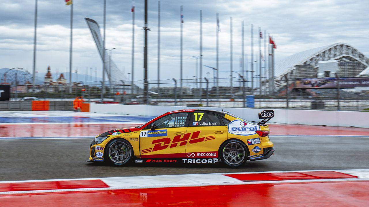 Rob Huff se impone en la última carrera de la temporada 2021 del WTCR