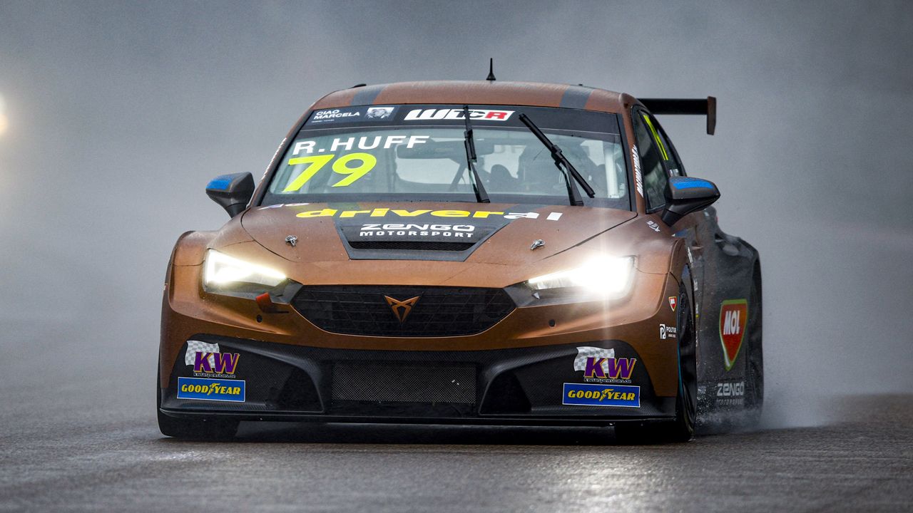 Rob Huff se impone en la última carrera de la temporada 2021 del WTCR