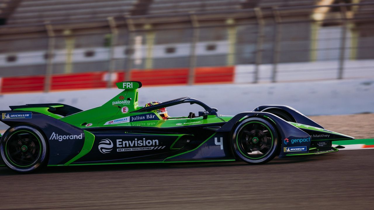 Frijns piensa en verde y domina el primer día del test de la Fórmula E