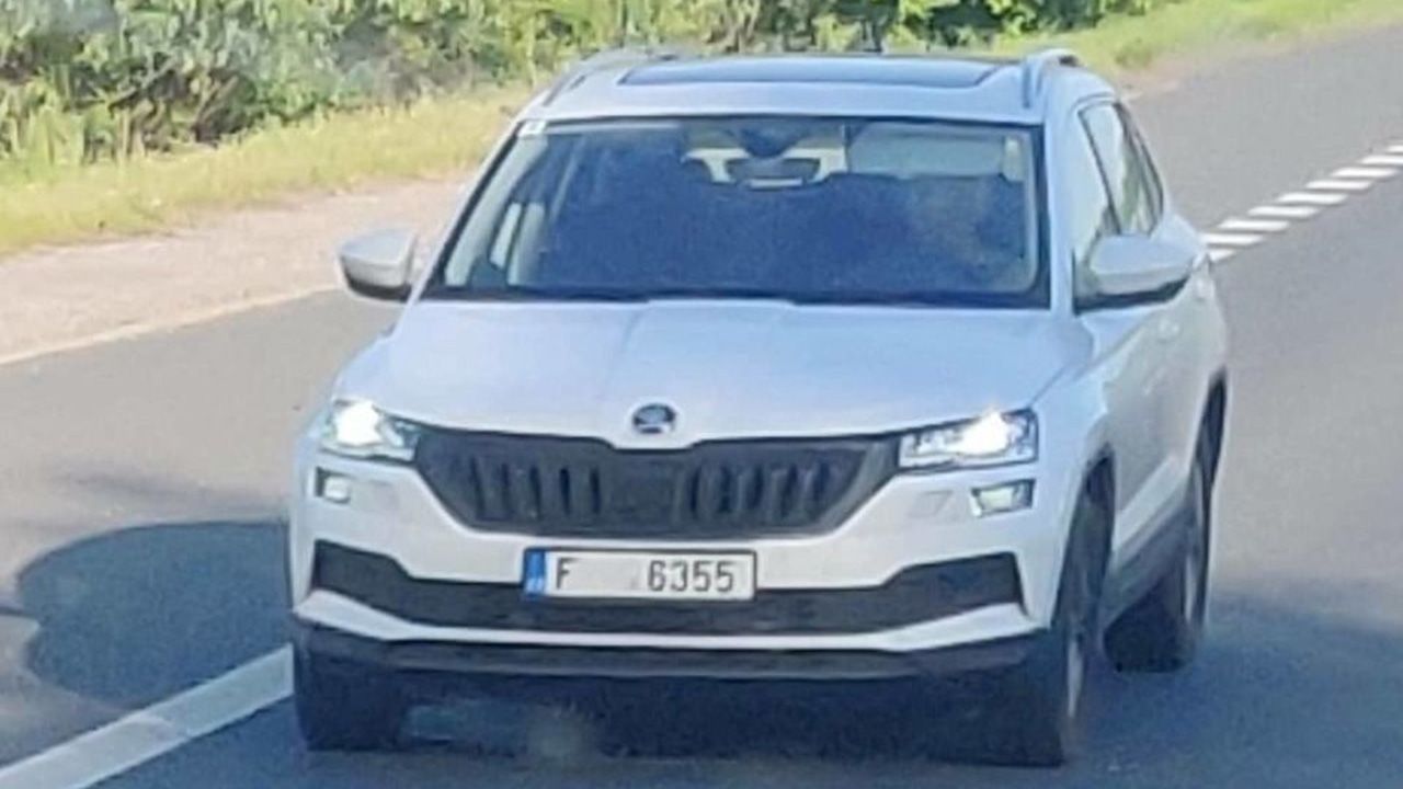 Skoda Karoq 2022 - foto espía frontal