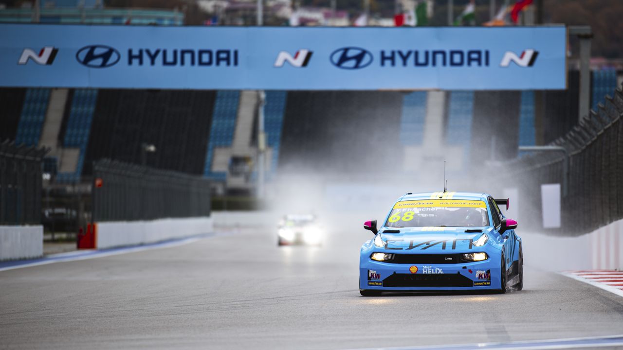 Triunfo de Mikel Azcona en el segundo título del WTCR de Yann Ehrlacher