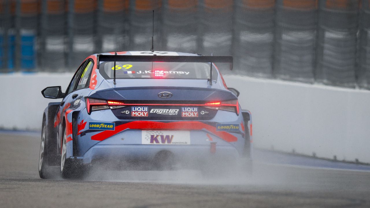 Triunfo de Mikel Azcona en el segundo título del WTCR de Yann Ehrlacher