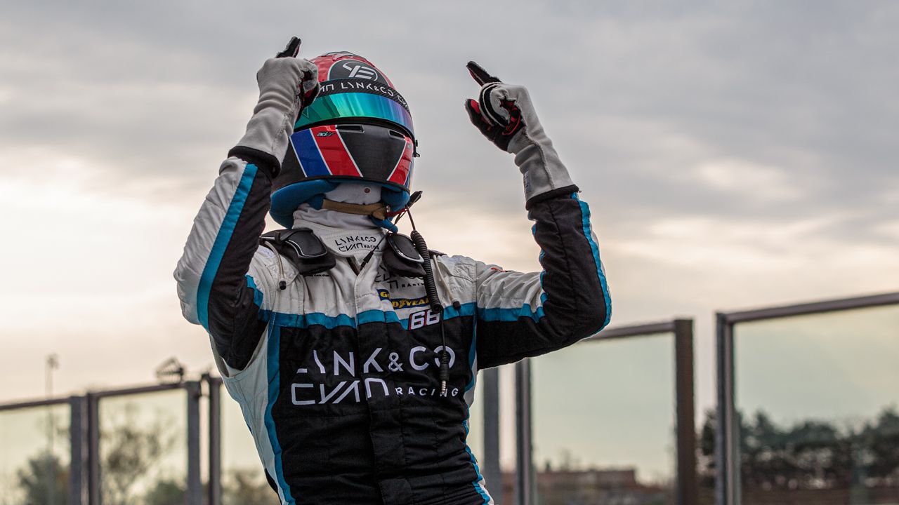 Yann Ehrlacher se acerca al título del WTCR a su paso por Adria