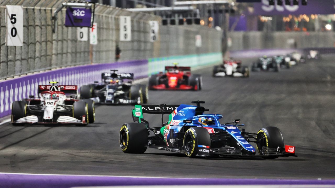 Alonso hace de Masi en Jeddah: «La bandera roja fue un palo duro»