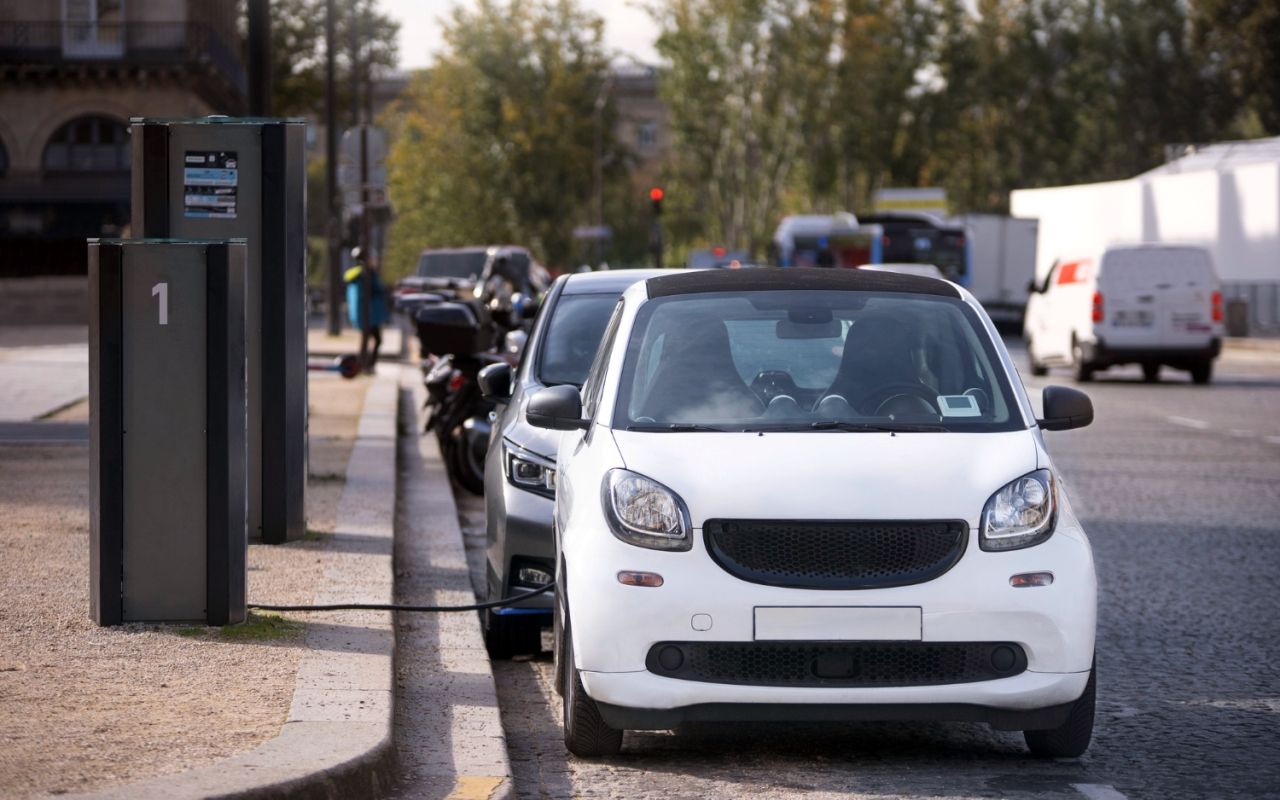 El Gobierno impulsará la recarga pública de coches eléctricos con 525 millones