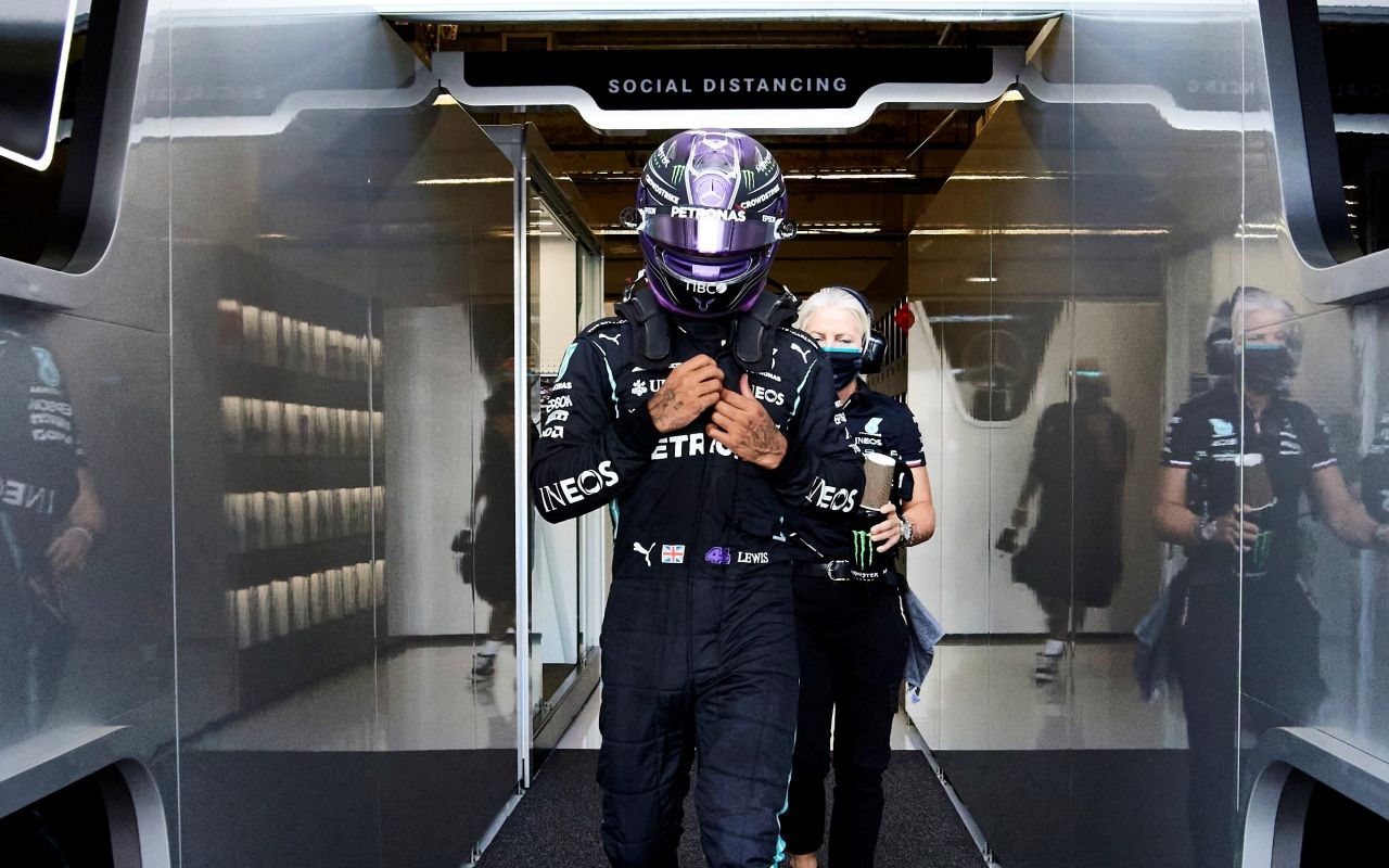 Hamilton alimenta las dudas: «Sigue en silencio porque no tiene palabras»