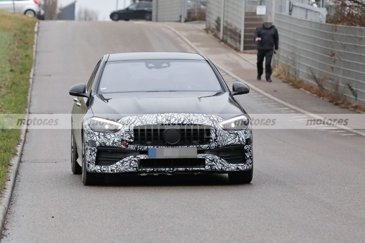 El nuevo Mercedes-AMG C 43 4MATIC 2022 reaparece en fotos espía más destapado