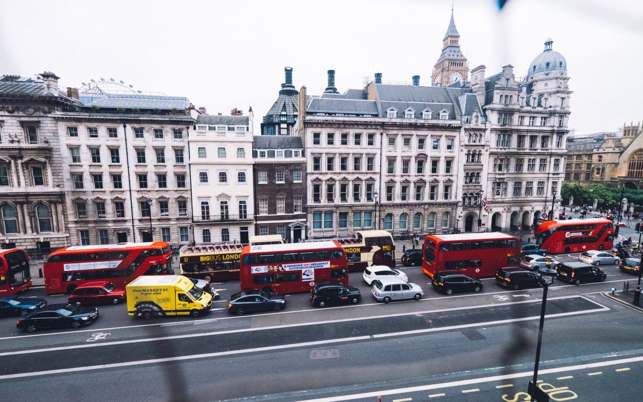 Por qué los ingleses (y otros 55 países) conducen por la izquierda