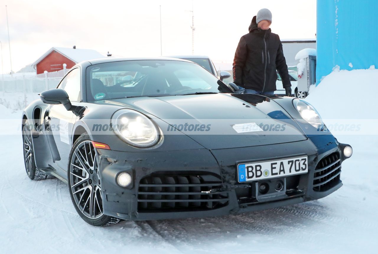 Fotos espía más cercanas del Porsche 911 Turbo Facelift 2023 permiten ver su interior