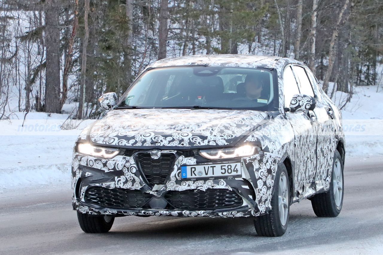 El Alfa Romeo Tonale 2022 pierde camuflaje en las últimas pruebas de invierno