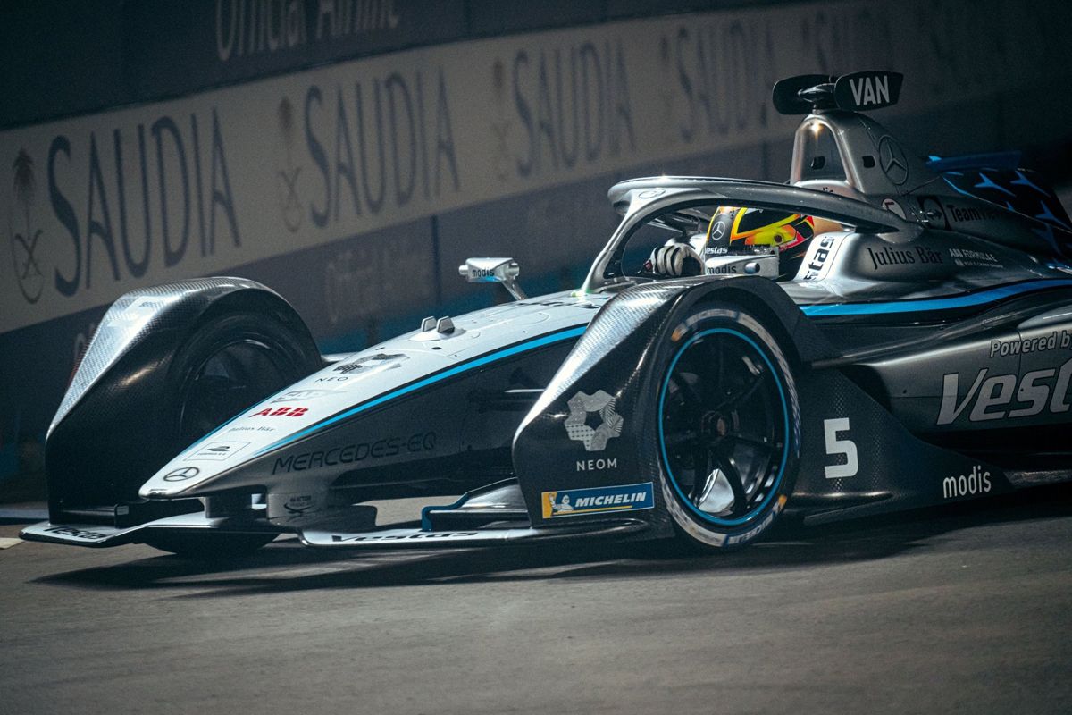 El campeón Nyck de Vries lidera el doblete de Mercedes en Ad-Diriyah