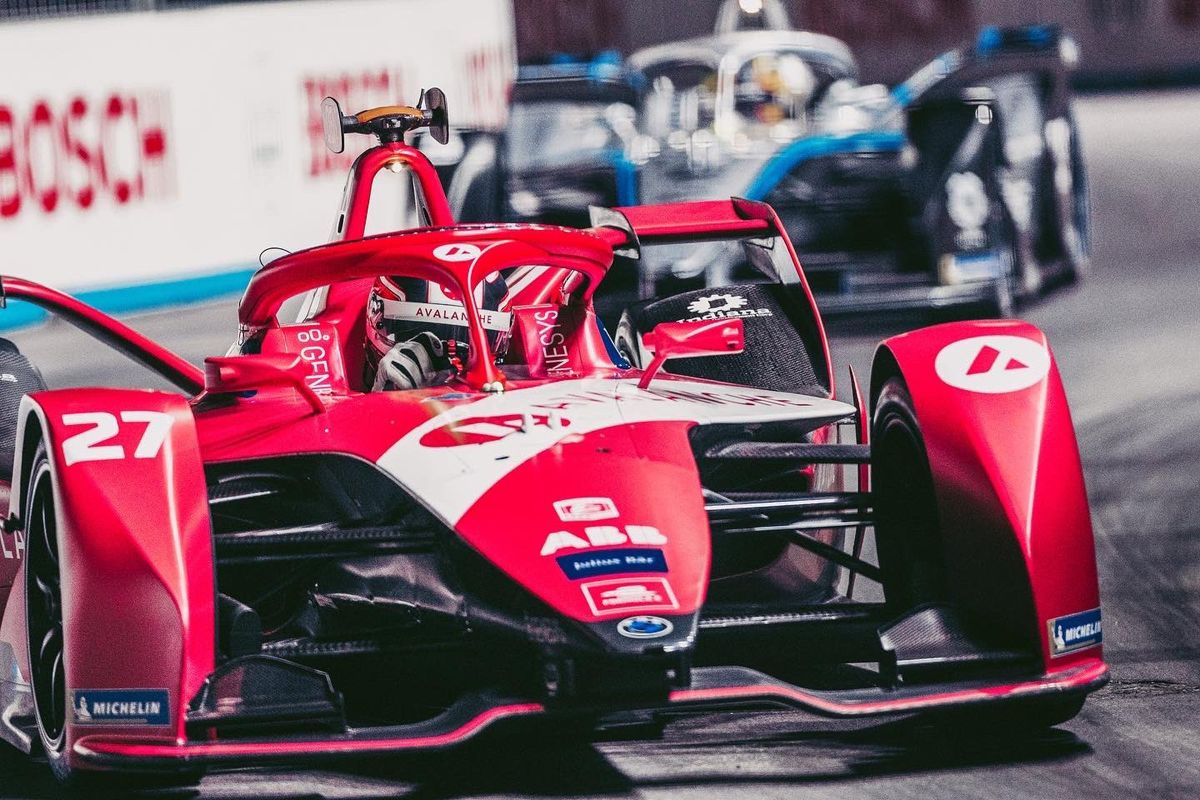 El campeón Nyck de Vries lidera el doblete de Mercedes en Ad-Diriyah