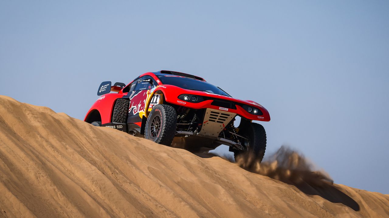 Daniel Sanders y Nasser Al-Attiyah libran la primera trampa del Dakar