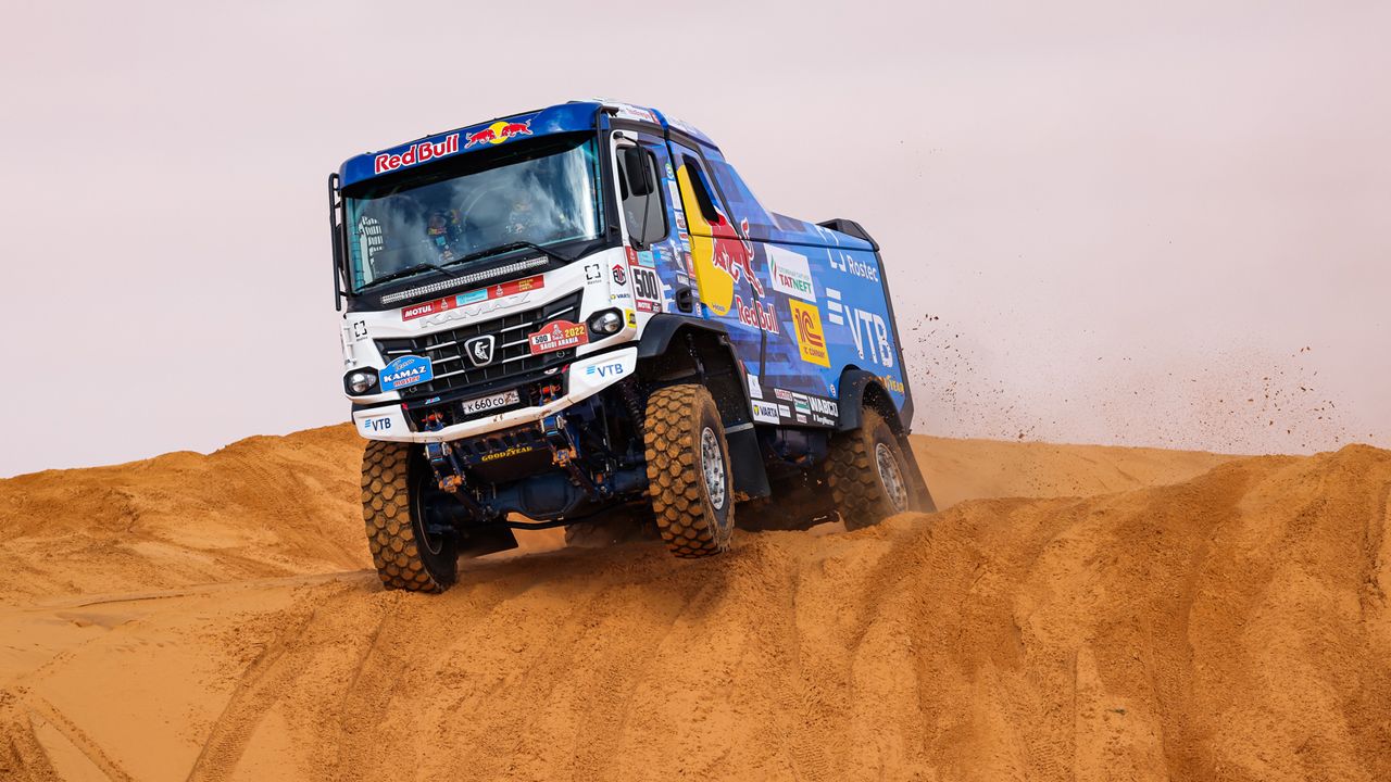 Los 'elefantes del desierto', a ritmo de los grandes espadas de coches y motos