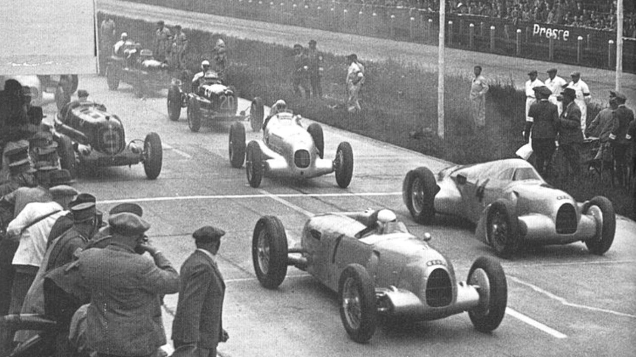 Rosemeyer, con el nº 4, debuta en el Avusrennen de 1935