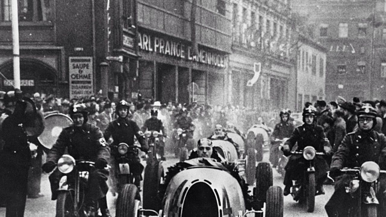 El recibimiento de Rosemeyer en Zwickau tras ganar el campeonato de 1936