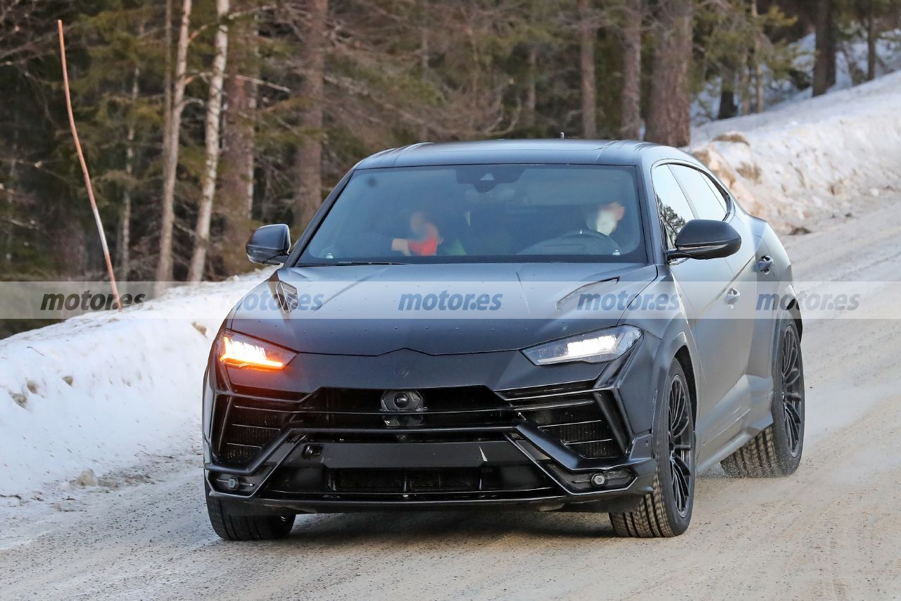 El Lamborghini Urus EVO Performante 2022 posa al desnudo en fotos espía