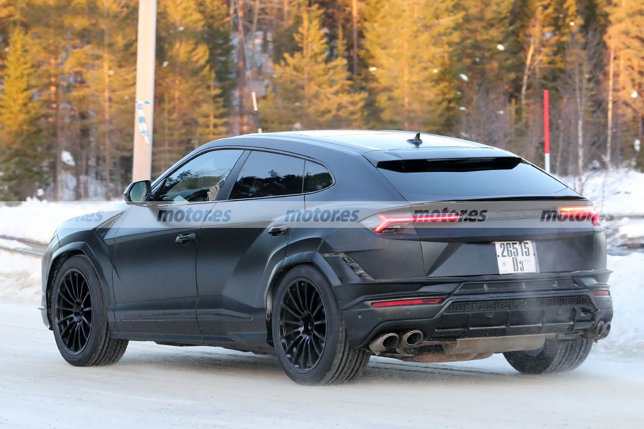 Foto espía Lamborghini Urus EVO Performante 2022 - exterior