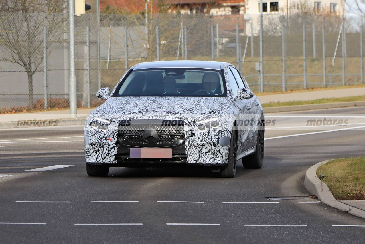 Los prototipos del Mercedes Clase E Berlina 2023 revelan nuevos detalles en fotos espía