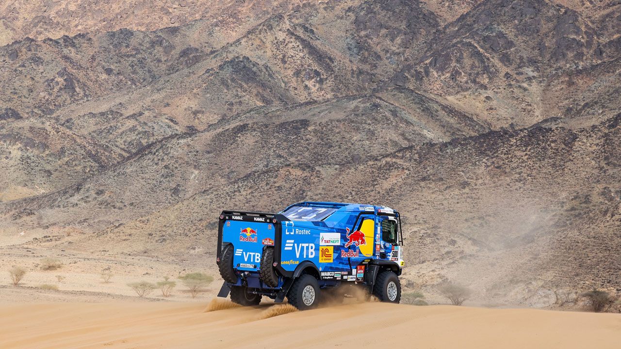 Nasser Al-Attiyah sigue a lo suyo en el drama de Stéphane Peterhansel