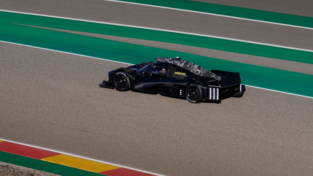 El Peugeot 9X8 se muestra en sus primer test en el circuito de MotorLand