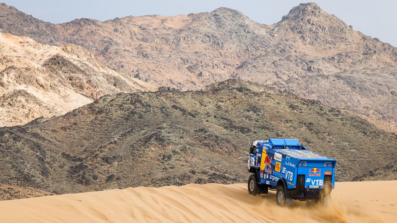 Sébastien Loeb caza a Nasser Al-Attiyah para ganar la segunda etapa