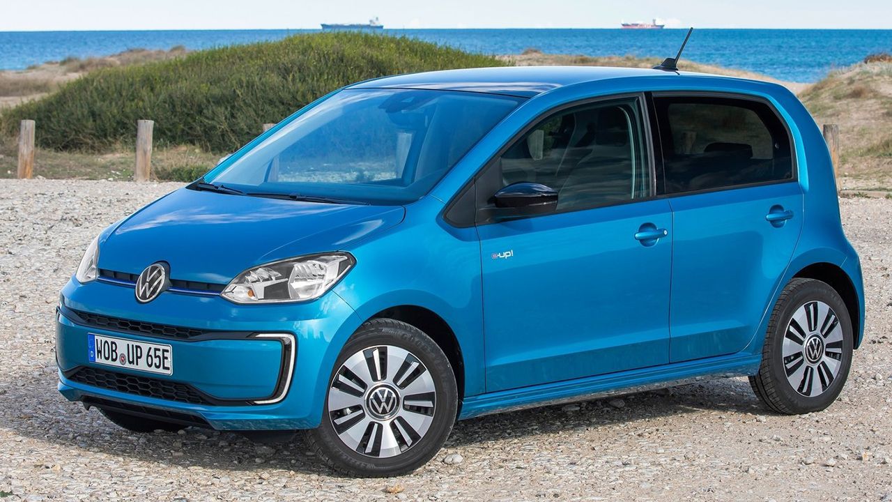 Alemania - Diciembre 2021: El Volkswagen up! sorprende y el Golf lidera