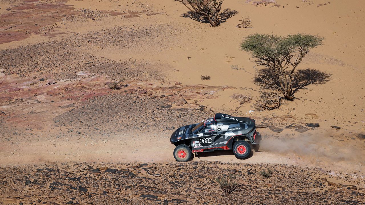 Victoria de Peterhansel y marcaje al hombre de Al-Attiyah a Loeb en Bisha