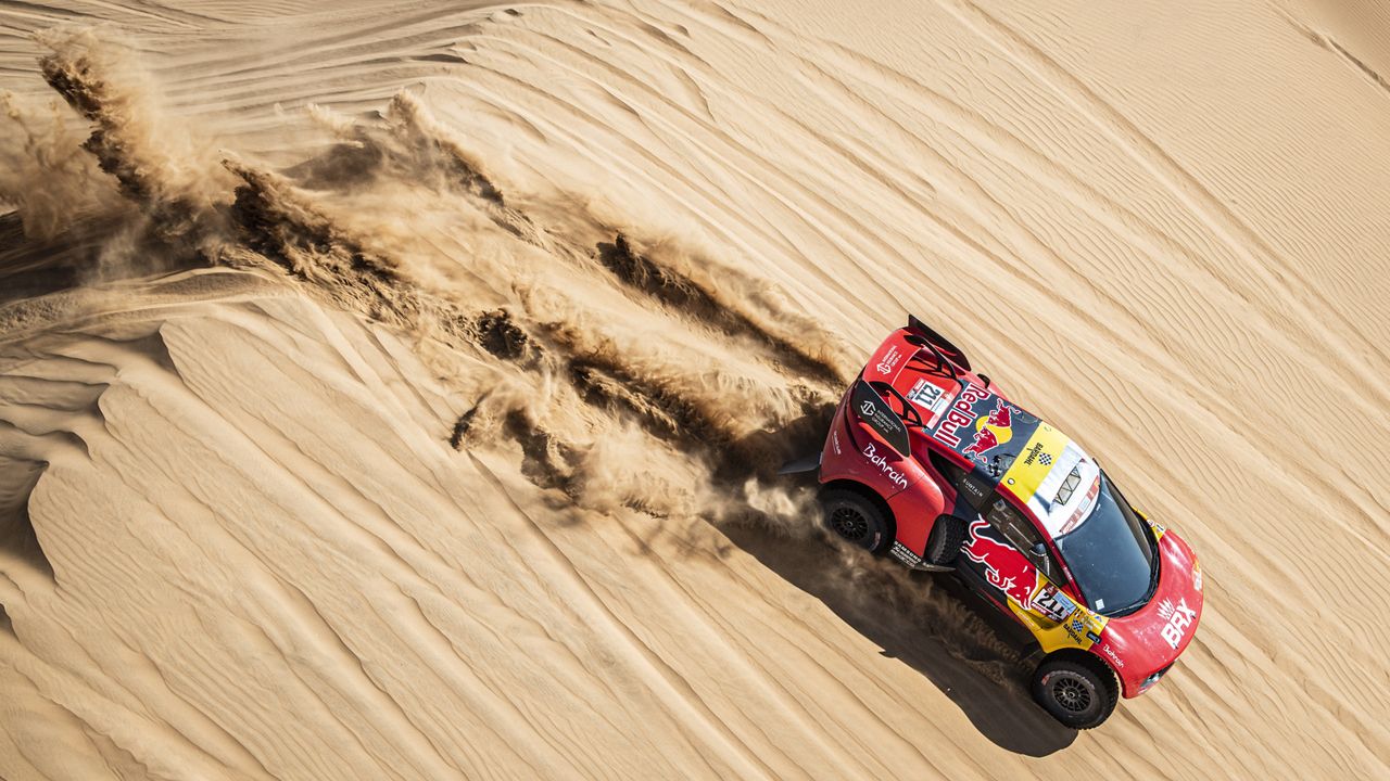 Victoria de Peterhansel y marcaje al hombre de Al-Attiyah a Loeb en Bisha