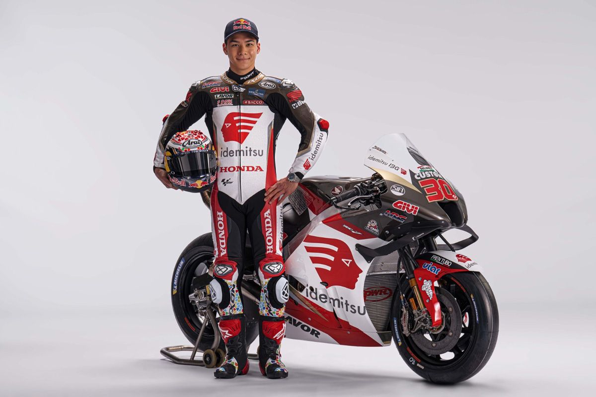 Álex Márquez y Takaaki Nakagami presumen de las Honda RC213V de LCR