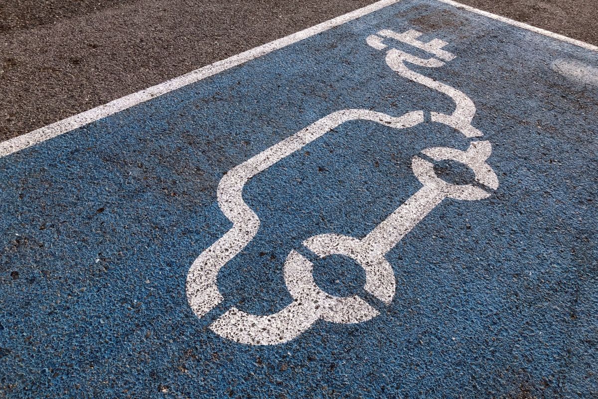 El Gobierno crea un curso de especialización para coches híbridos y eléctricos